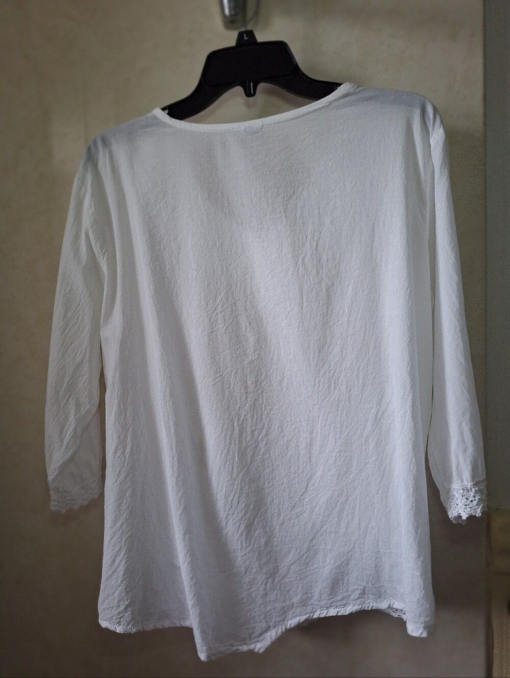XL White Eyelette Tunic Top V-shaped Front 3/4 InSleeves - Picture 2 of 10